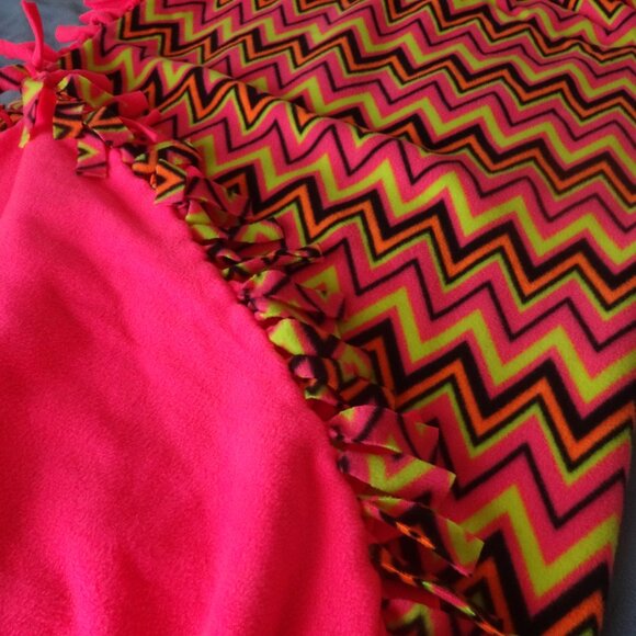 Bright ZIG ZAG in HOT PINK, YELLOW & BLACK Handmade Fleece Tie Throw 48 x 52" - Picture 3 of 3
